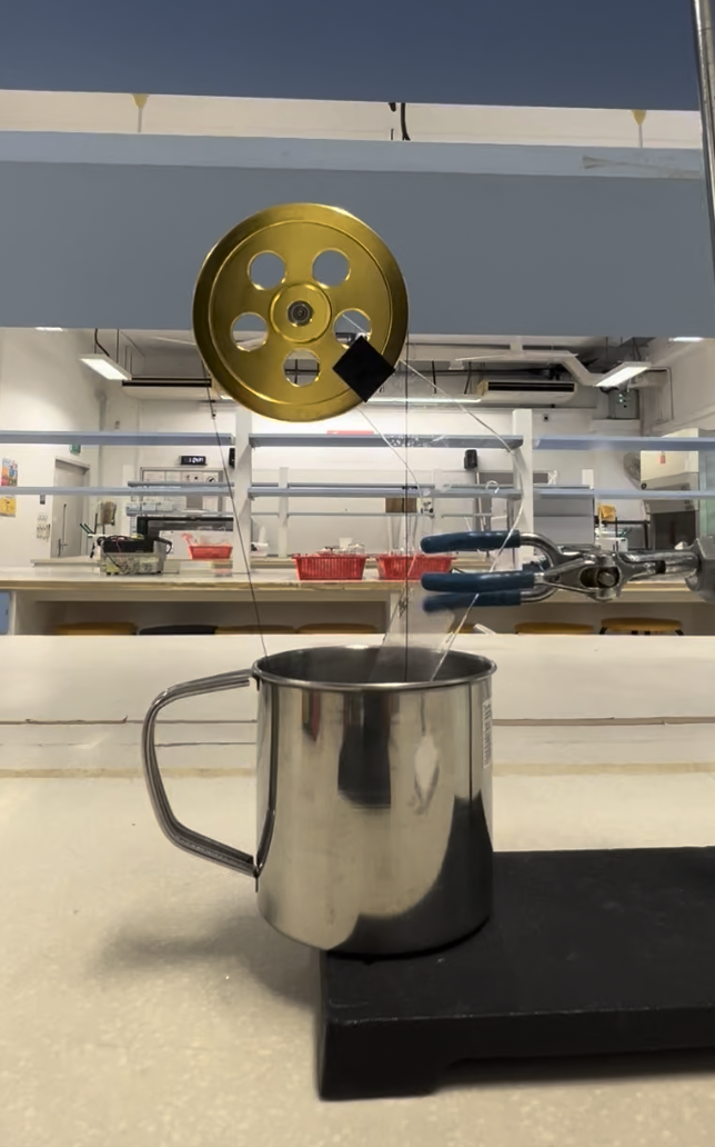 Nitinol-powered thermal engine prototype with pulley and water reservoir
